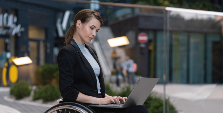 Uczelnia bez barier | Uniwersytet WSB Merito w Gdańsku: Studentka na wózku