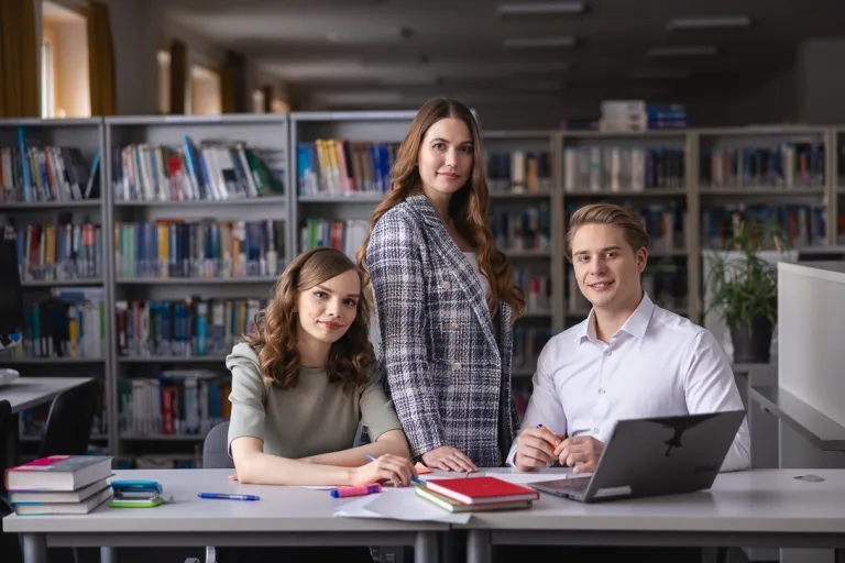 Prawo w biznesie | Studia I stopnia w Gdańsku | Uniwersytet WSB Merito w Gdańsku: Studenci w bibliotece w formalnych strojach