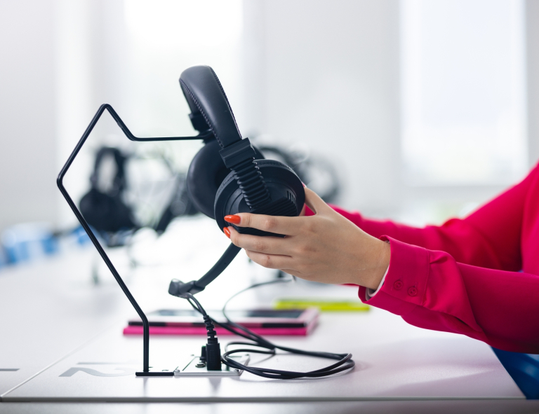 Filologia angielska z językiem niemieckim | Studia I stopnia w Gdańsku | Uniwersytet WSB Merito w Gdańsku: Słuchawki w laboratorium 