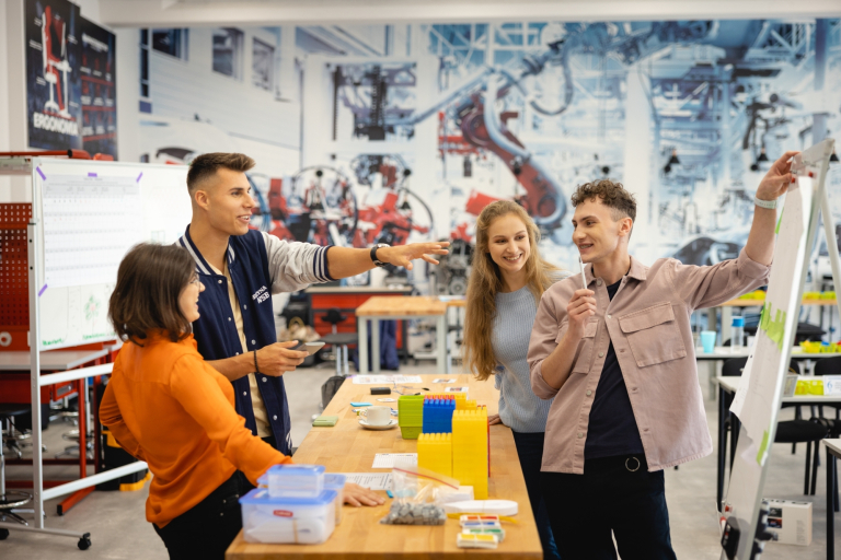 Projektowanie i inżynieria procesu | Studia I stopnia w Gdańsku | Uniwersytet WSB Merito w Gdańsku: Grupa studentów pracująca nad zagadnieniem