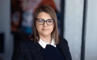 Prawo w biznesie | Studia I stopnia w Gdańsku | Uniwersytet WSB Merito w Gdańsku: Zdjęcie biznesowe kobiety w okularach 