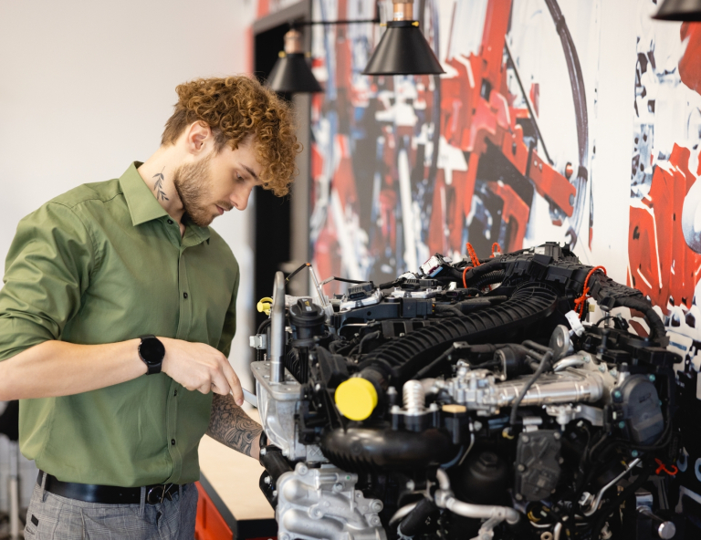 Logistyka | Studia II stopnia w Gdańsku | Uniwersytet WSB Merito w Gdańsku: Student przy maszynie na warsztatach