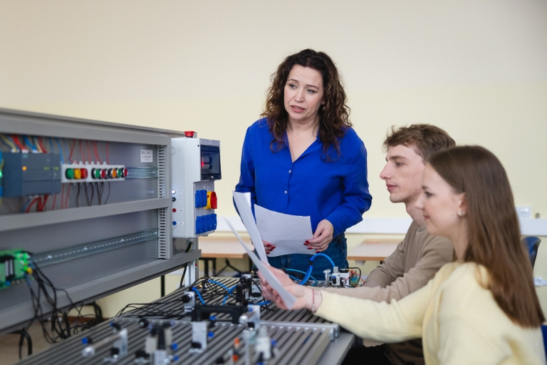 Lean w cyfrowych łańcuchach dostaw | Studia I stopnia w Gdańsku | Uniwersytet WSB Merito w Gdańsku: Studenci podczas warsztatu przy maszynie