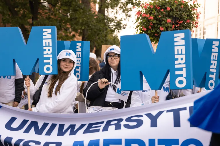 Samorząd studencki | Uniwersytet WSB Merito w Gdańsku: Parada Uczelni - studentki z logo Merito