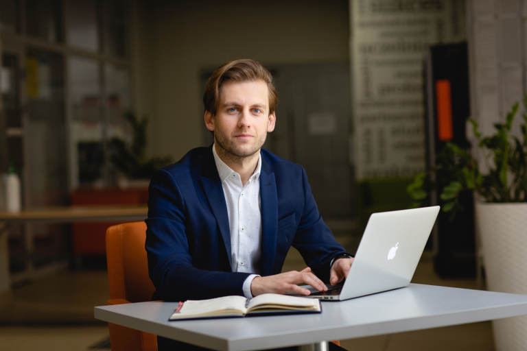 Technologie sieciowe | Studia I stopnia w Gdańsku | Uniwersytet WSB Merito w Gdańsku: Mężczyzna przy biurku z laptopem