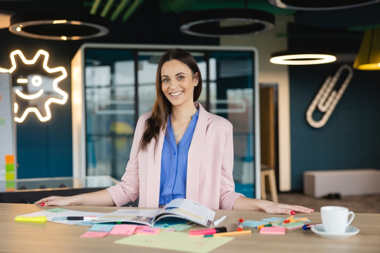 Mediacje sądowe i pozasądowe     | Studia podyplomowe w Gdańsku | Uniwersytet WSB Merito w Gdańsku: Kobieta przy katalogu, filiżance i notatkach