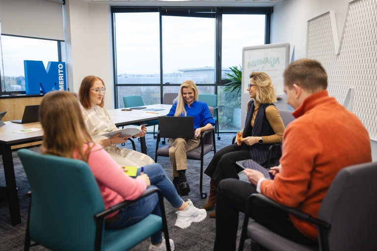 Lean Management | Studia podyplomowe w Gdańsku | Uniwersytet WSB Merito w Gdańsku: Słuchacze studiów dyplomowych siedzą w grupie i omawiają zagadnienie