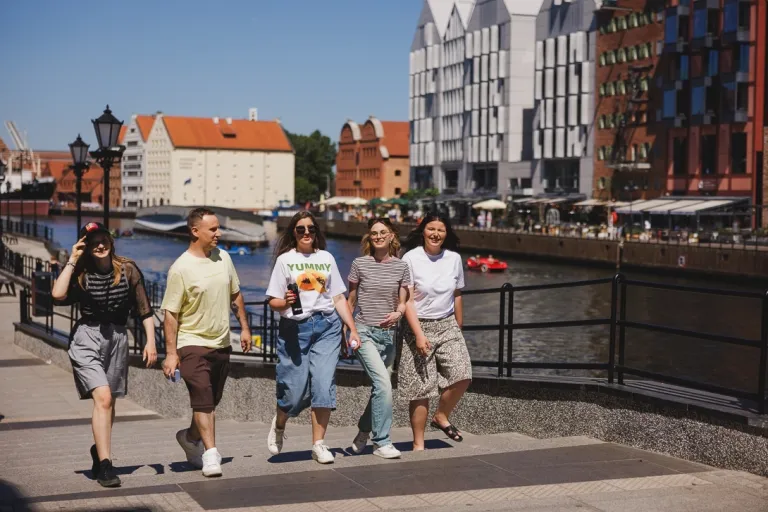 PROM - Krótkookresowa wymiana akademicka | Uniwersytet WSB Merito w Gdańsku: Studenci idą wzdłuż Motławy
