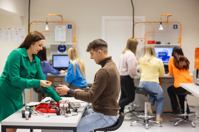 Systemy informatyczne w zarządzaniu łańcuchem dostaw | Studia I stopnia w Gdańsku | Uniwersytet WSB Merito w Gdańsku: Studenci w laboratorium pracują aktywnie przy maszynach