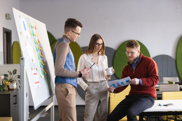 Prawo | Studia jednolite magisterskie w Gdańsku | Uniwersytet WSB Merito w Gdańsku: Studenci na ćwiczeniach z wykładowcą podczas rozmowy