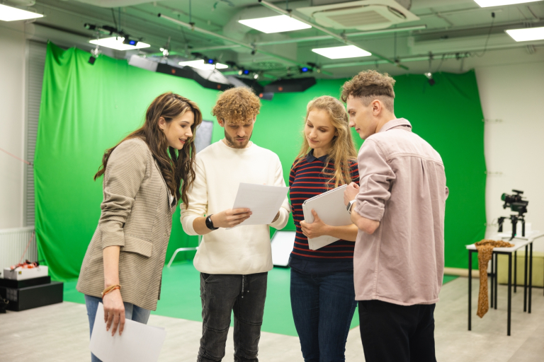 Fashion design | Studia I stopnia w Gdańsku | Uniwersytet WSB Merito w Gdańsku: Studenci w studio z green screenem