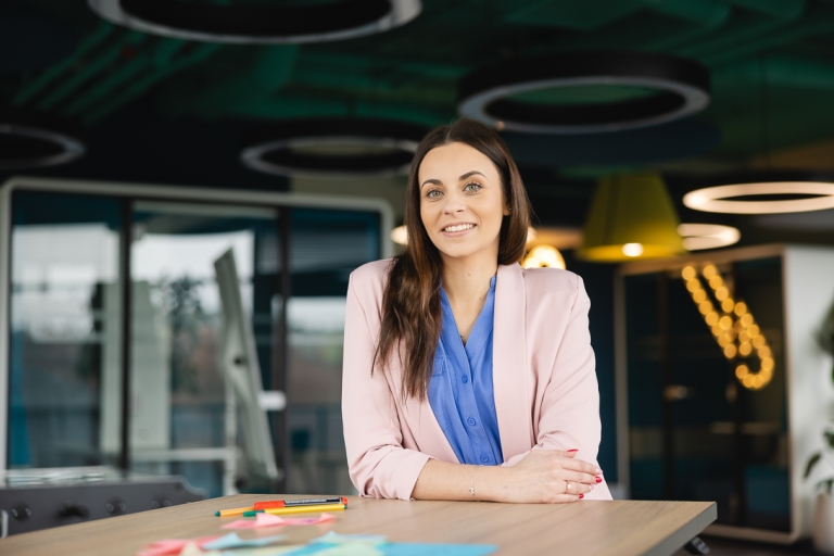 Wspólnie z Wami wsparliśmy WOŚP! ❤️ | Aktualności | Uniwersytet WSB Merito w Gdańsku: Kobieta w biurze w stroju biznesowym