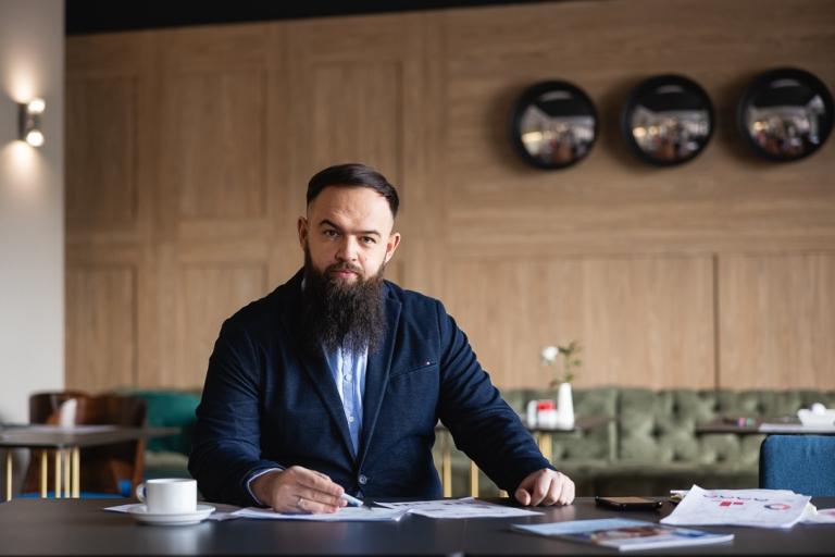 Inżynieria oprogramowania w JavaScript (TypeScript) | Studia podyplomowe w Gdańsku | Uniwersytet WSB Merito w Gdańsku: Mężczyzna z lekkim zarostem i w ciemnej marynarce