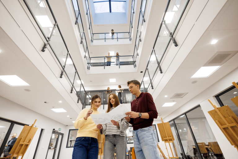 Komunikacja cyfrowa i media kreatywne | Studia II stopnia w Gdańsku | Uniwersytet WSB Merito w Gdańsku: Studenci w przestrzeni atrium