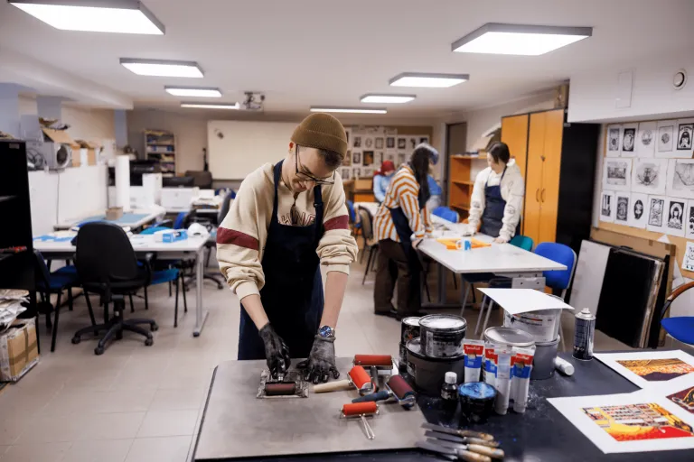 Nowoczesne pracownie i laboratoria | Uniwersytet WSB Merito w Gdańsku: Student w laboratorium graficznym przy pracy