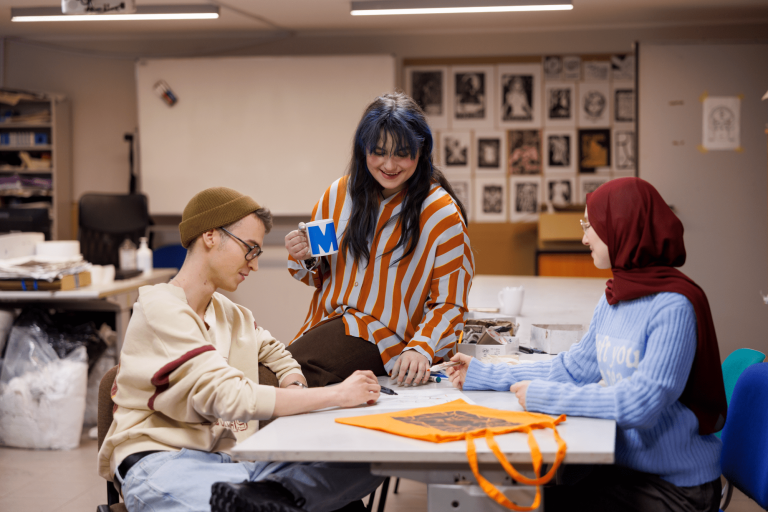 Marketing cyfrowy i grafika reklamowa | Studia I stopnia w Gdańsku | Uniwersytet WSB Merito w Gdańsku: Studenci podczas pracy warsztatowej w pracowni grafiki