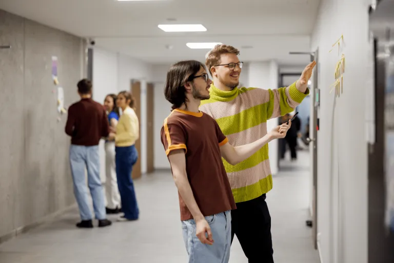 Transformacja Cyfrowa w Administracji i Biznesie | Studia II stopnia w Gdańsku | Uniwersytet WSB Merito w Gdańsku: Studenci w korytarzu podczas warsztatów 