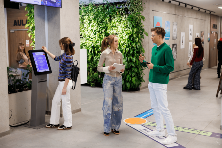 Przeniesienie z innej uczelni w Gdańsku | Uniwersytet WSB Merito w Gdańsku: Studenci w holu głównym Uniwersytetu