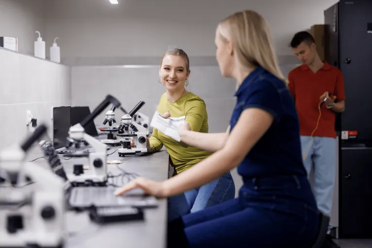 Inżynieria zarządzania - studia inżynierskie | Studia I stopnia w Gdańsku | Uniwersytet WSB Merito w Gdańsku: Studentki podczas warsztatów z towaroznawstwa