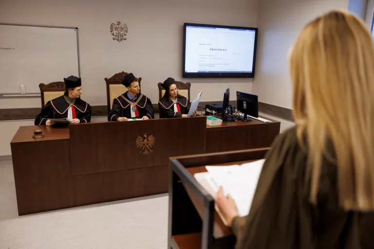 Prawo i HR | Studia I stopnia w Gdańsku | Uniwersytet WSB Merito w Gdańsku: Zdjęcie z sali sądowej, gdzie odbywają się warsztaty