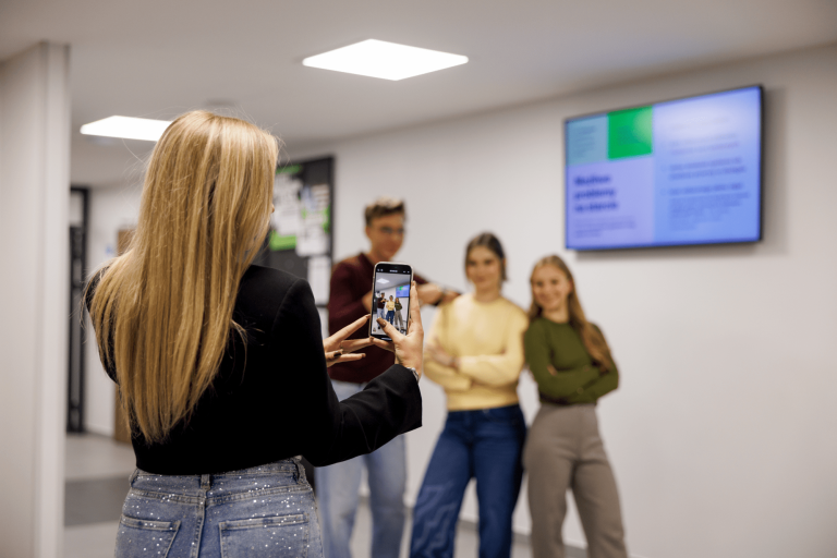 Doradztwo inwestycyjne | Studia I stopnia w Gdańsku | Uniwersytet WSB Merito w Gdańsku: Studenci podczas robienia zdjęć telefonem