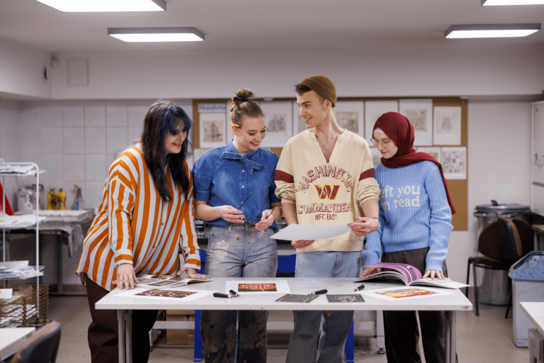 Zarządzanie projektami i Agile w praktyce | Studia I stopnia w Gdańsku | Uniwersytet WSB Merito w Gdańsku: Studenci w laboratorium graficznym podczas warsztatów