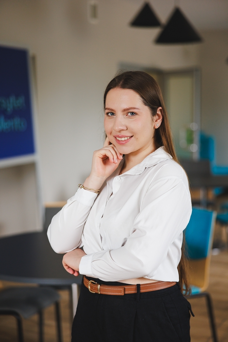 Compliance Officer | Studia I stopnia w Gdańsku | Uniwersytet WSB Merito w Gdańsku: Zdjęcie portretowe studentki w białej koszuli 