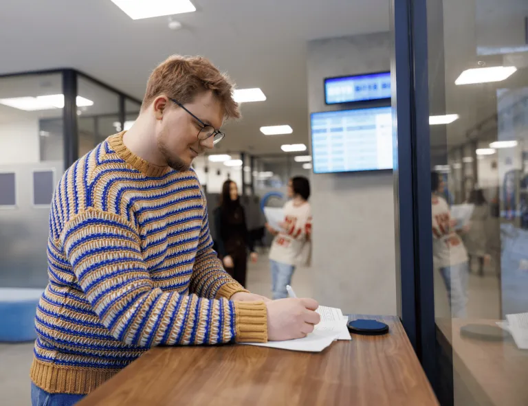 Pedagogika przedszkolna i wczesnoszkolna | Studia jednolite magisterskie w Gdańsku | Uniwersytet WSB Merito w Gdańsku: Student podpisujący dokumenty