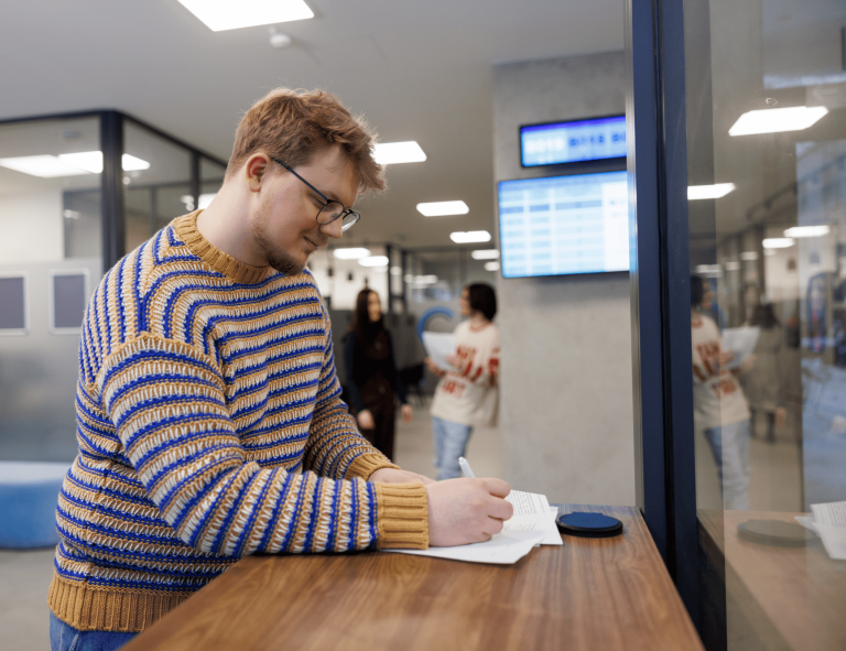 Pedagogika przedszkolna i wczesnoszkolna | Studia jednolite magisterskie w Gdańsku | Uniwersytet WSB Merito w Gdańsku: Student podpisujący dokumenty