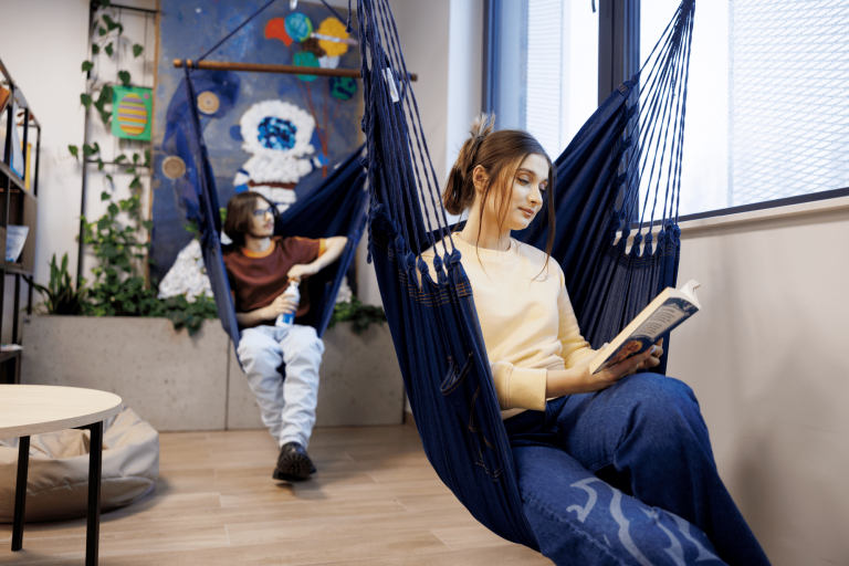 Psychologia | Studia jednolite magisterskie w Gdańsku | Uniwersytet WSB Merito w Gdańsku: Studentka czyta książkę na hamaku