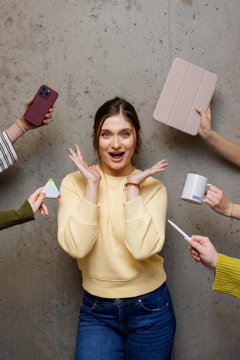 Poznaj nas | Uniwersytet WSB Merito w Gdańsku: Portret studentki z atrybutami 