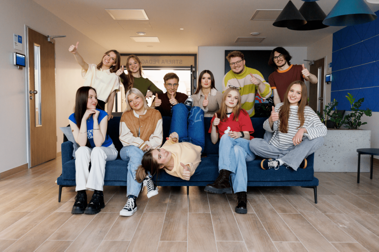 Strefa studenta | Uniwersytet WSB Merito w Gdańsku: Zdjęcie grupowe studentów na kanapie