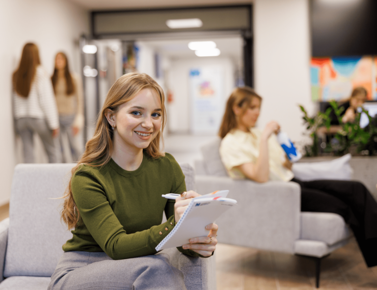 Pedagogika | Studia I stopnia w Gdańsku | Uniwersytet WSB Merito w Gdańsku: Studentka robi notatki