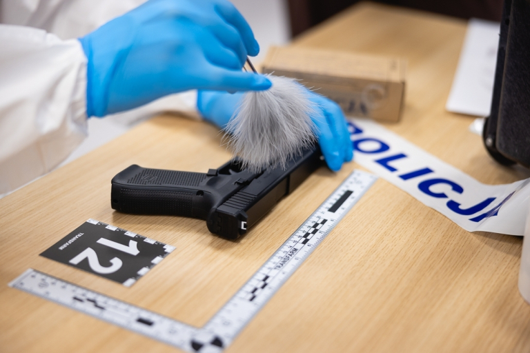 Psychokryminologia | Studia I stopnia w Gdańsku | Uniwersytet WSB Merito w Gdańsku: Badanie dowodów w sprawie a dokładnie pistoletu