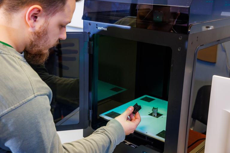 Laboratoria inżynierskie | Uniwersytet WSB Merito w Gdańsku: Student przy drukarce