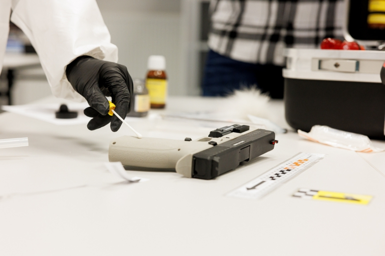 Technika kryminalistyczna | Studia I stopnia w Gdańsku | Uniwersytet WSB Merito w Gdańsku: Zbieranie śladów z pistoletu