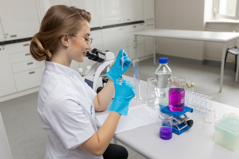 Nowoczesne pracownie i laboratoria | Uniwersytet WSB Merito w Gdańsku: Studentka w laboratorium 