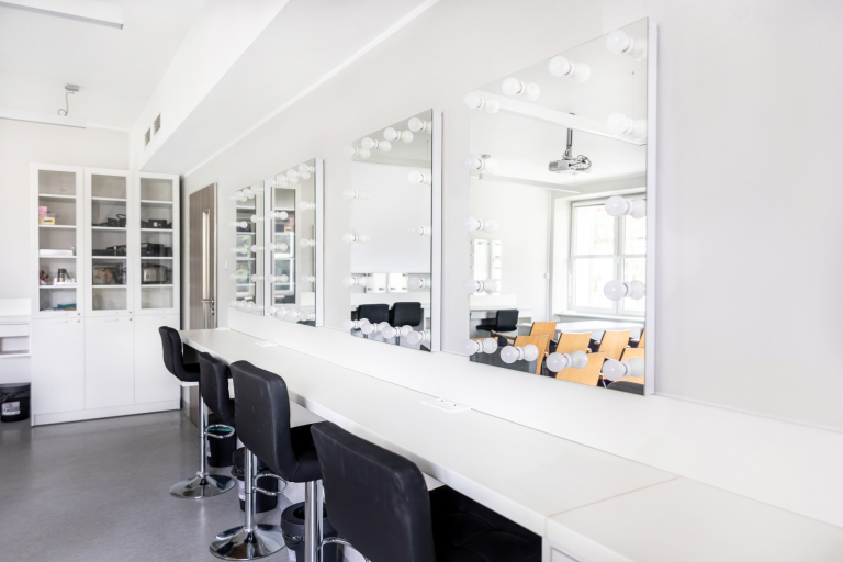 Nowoczesne pracownie i laboratoria | Uniwersytet WSB Merito w Gdańsku: Przestrzeń do nauki wizażu 