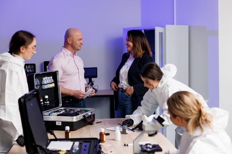 Kryminalistyka | Studia I stopnia w Gdańsku | Uniwersytet WSB Merito w Gdańsku: Studenci wraz z wykładowcami podczas zajęć z kryminalistyki