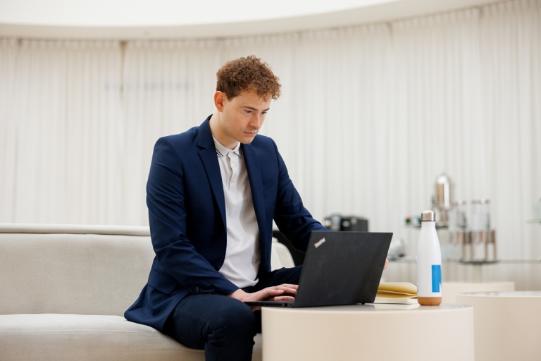 Marketing i komunikacja społeczna | Studia I stopnia w Gdańsku | Uniwersytet WSB Merito w Gdańsku: Mężczyzna przy laptopie 