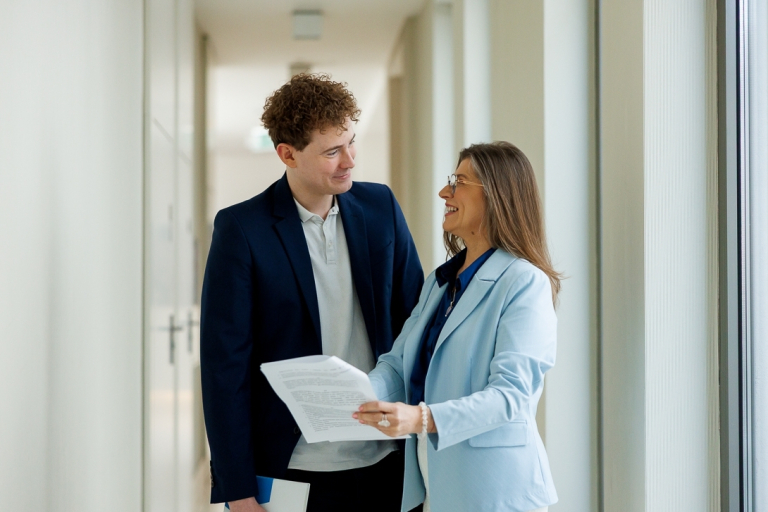 Marketing i komunikacja społeczna | Studia II stopnia ze studiami podyplomowymi  | Uniwersytet WSB Merito w Gdańsku: Słuchacze studiów podyplomowych w jasnym korytarzu