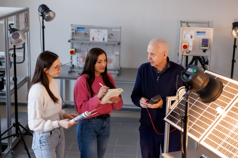 Projektowanie produktu i zarządzanie technologiami | Studia I stopnia w Gdańsku | Uniwersytet WSB Merito w Gdańsku: Studentki przy fotowoltaice