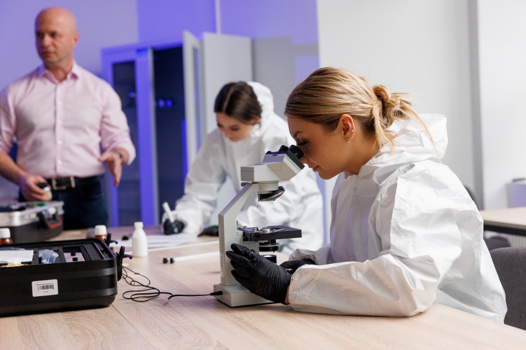 Kryminologia stosowana | Studia I stopnia w Gdańsku | Uniwersytet WSB Merito w Gdańsku: Studentka patrzy przez mikroskop