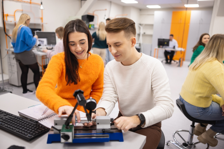 Projektowanie produktu i zarządzanie technologiami | Studia I stopnia w Gdańsku | Uniwersytet WSB Merito w Gdańsku: Studenci podczas warsztatów 