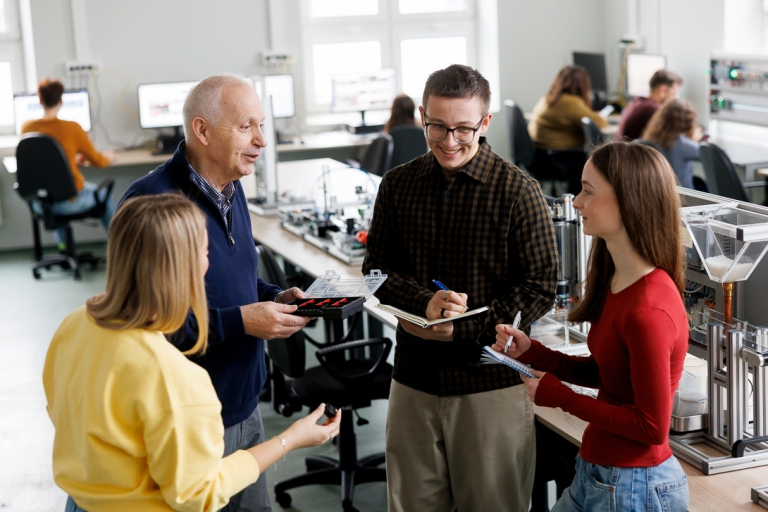 Laboratoria inżynierskie | Uniwersytet WSB Merito w Gdańsku: Studenci podczas rozmów z wykładowcą