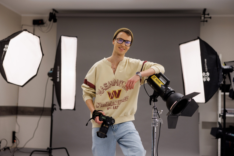 Pracownia fotograficzna – Atelier | Uniwersytet WSB Merito w Gdańsku: Student w studio fotograficznym