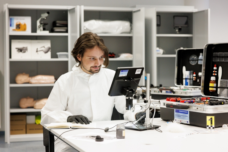 Kryminalistyka i kryminologia | Studia I stopnia w Gdańsku | Uniwersytet WSB Merito w Gdańsku: Student przy sprzęcie do kryminalistyki