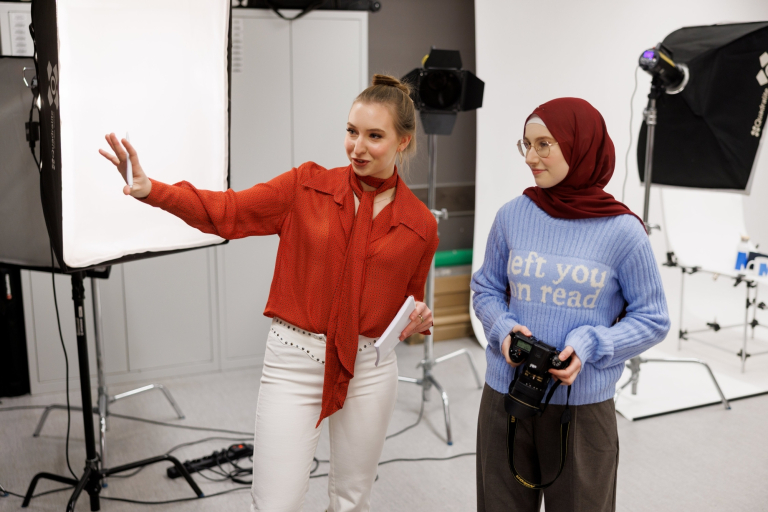 Fashion design | Studia I stopnia w Gdańsku | Uniwersytet WSB Merito w Gdańsku: Studentki podczas zajęć w atelier fotograficznym