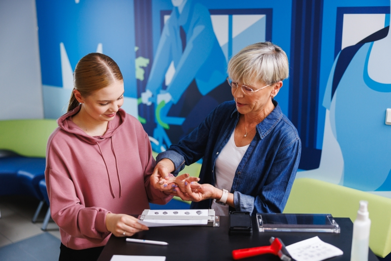 Kryminalistyka i kryminologia | Studia I stopnia w Gdańsku | Uniwersytet WSB Merito w Gdańsku: Wykładowczyni pobiera odcisk palca od studentki