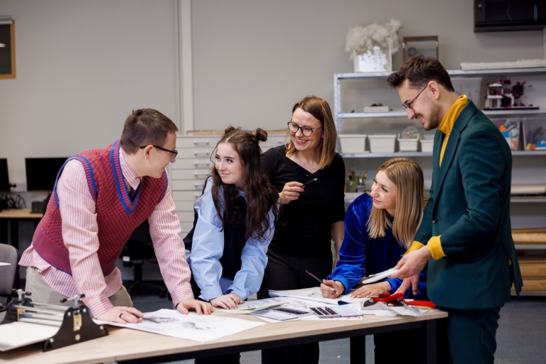 Fashion design | Studia I stopnia w Gdańsku | Uniwersytet WSB Merito w Gdańsku: Studenci podczas pracy kreatywnej